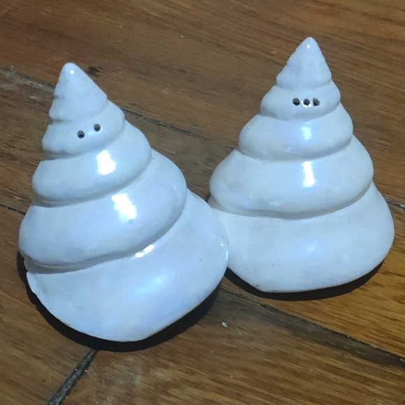 Opalescent white shell salt & pepper shakers - Picture 2 of 5